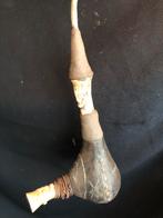 Afrikaanse pijp kallabas met beenderen decoratie, Antiek en Kunst, Kunst | Niet-Westerse kunst, Ophalen of Verzenden