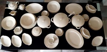 Alt Schönwald servies met gouden randje-66-delig nr 192 beschikbaar voor biedingen