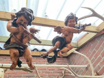 Twee putti engelen beschikbaar voor biedingen