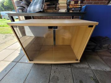 GRATIS Houten Kast met glazen deuren beschikbaar voor biedingen