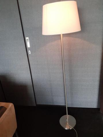 Staande lamp rvs met kap beschikbaar voor biedingen