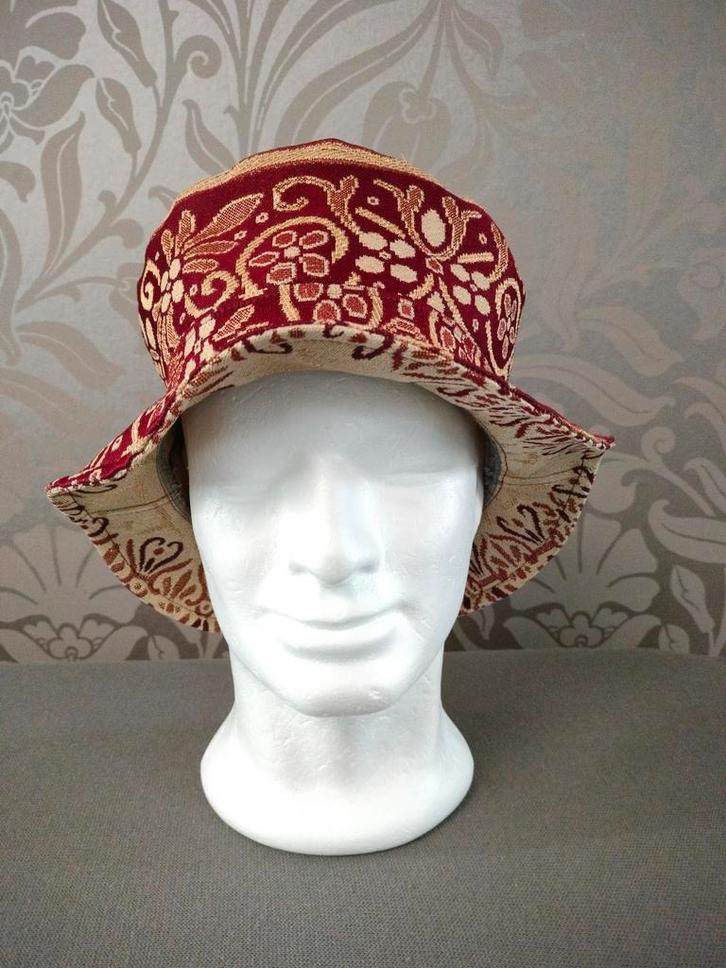 Mad hatter hoed rood/goud, Kleding | Dames, Hoeden en Petten, Nieuw, Hoed, 58 cm (L, 7¼ inch) of meer, Ophalen of Verzenden