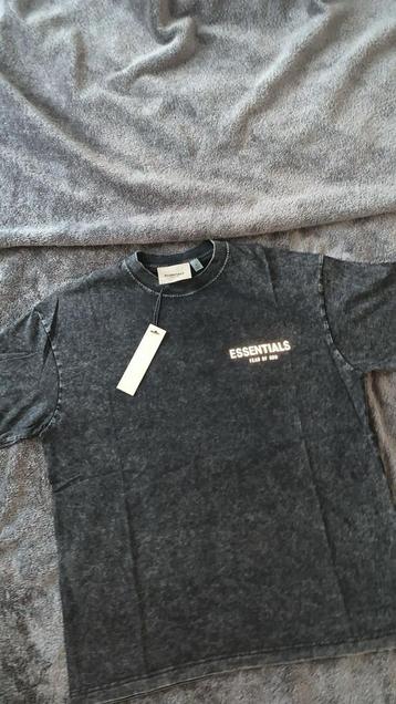 Essentials t shirt beschikbaar voor biedingen