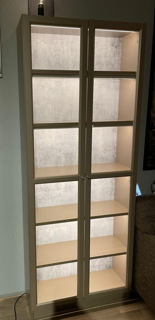 Billy vitrinekast - metallic grey - unieke verlichting, Huis en Inrichting, Kasten | Vitrinekasten, Zo goed als nieuw, 200 cm of meer