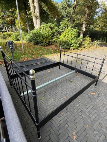 IKEA Svelvik bedframe 160x200cm + Auping bodems + matrassen - afbeelding 1
