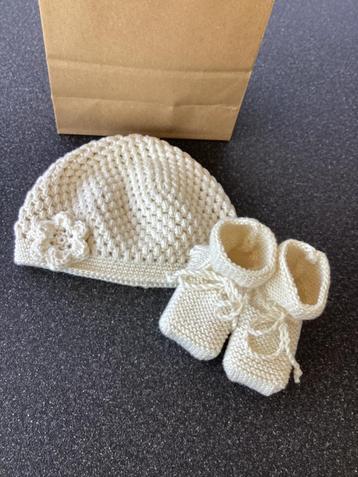 Handgemaakt mutsje en slofjes, maat 62. beschikbaar voor biedingen
