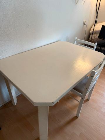 GRATIS tafel en stoelen