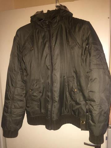 Een Stoere winterjas met capuchon Legergroen en legerprint beschikbaar voor biedingen