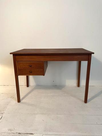 Deense Vintage Houten Bureau met Lades beschikbaar voor biedingen