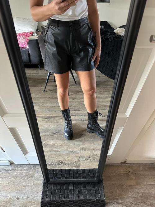 Super leuk kort pu leren broekje van Liu-Jo, maat 36, ZGAN!, Kleding | Dames, Broeken en Pantalons, Zo goed als nieuw, Maat 36 (S)