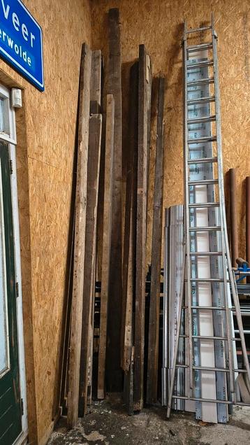 Partij lange gebruikte houten balken beschikbaar voor biedingen
