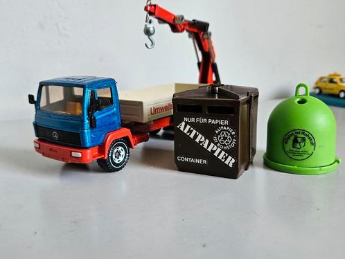 Siku Mercedes LN2 met kraantje  oudpapier en glasbak, Hobby en Vrije tijd, Modelauto's | 1:50, Zo goed als nieuw, Bus of Vrachtwagen