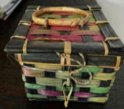 Klein decoratief doosje, met plastic binnenin; bloemenbakje, Huis en Inrichting, Woonaccessoires | Overige, Zo goed als nieuw