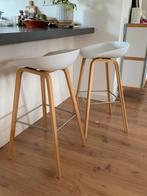 Twee mooie wit/eiken ‘About a stool’ barkrukken van Hay, 2 krukken, 60 tot 90 cm, Gebruikt, Ophalen