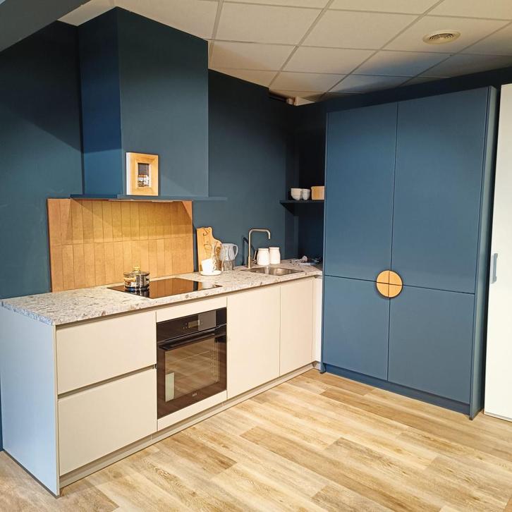 Showroomkeuken kiezelgrijs met Diepblauw, Huis en Inrichting, Keuken | Complete keukens, Nieuw, Hoekkeuken, Grijs, Kunststof, Greeploos