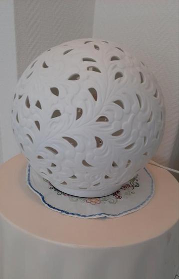 Keramische tafellamp vorm van bol, lees de beschrijving beschikbaar voor biedingen