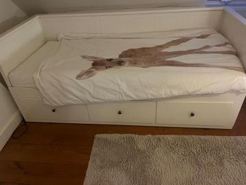 Wit uitschuifbare bedbank Hemnes met lades beschikbaar voor biedingen