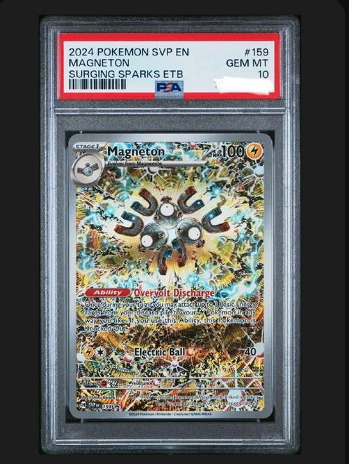 PSA 10 GEM MINT Magneton 159 promo Surging Sparks, Hobby en Vrije tijd, Verzamelkaartspellen | Pokémon, Zo goed als nieuw, Losse kaart