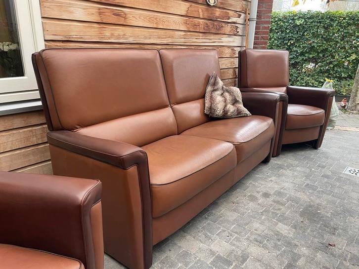 Bruin lederen senioren bankstel met verstelbare zitdiepte, Huis en Inrichting, Banken | Bankstellen, Gebruikt, Rechte bank, 75 tot 100 cm