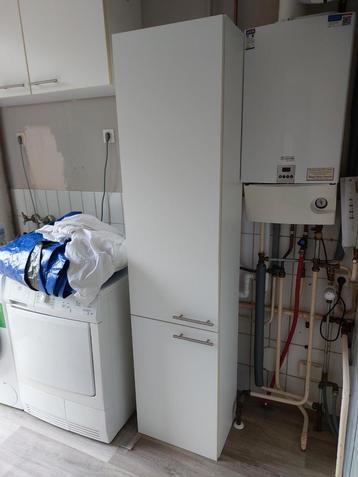 Gratis hoge kast met plank.