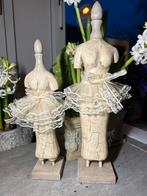 Twee decoratieve paspopjes met bijzonder rokje pr.p.stuk, Ophalen of Verzenden