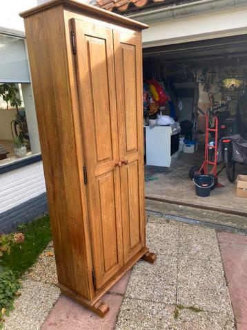 Landelijke kast met planken en twee lade. beschikbaar voor biedingen