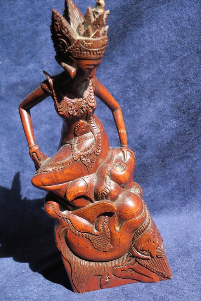 Oud indisch beeld van priesteres in de natuur, Antiek en Kunst, Kunst | Niet-Westerse kunst, Verzenden