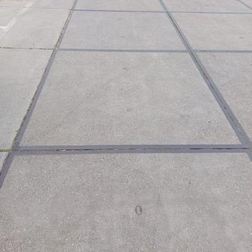 250 gebruikte Stelconplaten 200x200x16 met stalen hoekrand  beschikbaar voor biedingen