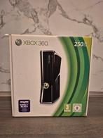 Xbox 360 Slim 250 GB – compleet in doos + 2 controllers, Spelcomputers en Games, Spelcomputers | Xbox 360, 360 S, Met 2 controllers