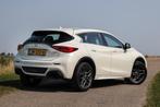 Infiniti Q30 1.6t Aut7 Sport ✅ LED ✅ Pano ✅ Leder, Stof, Gebruikt, 700 kg, Wit