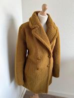 King Louie maat 40 Fluffy teddy jas mosterd 2710, Kleding | Dames, Jassen | Winter, Maat 38/40 (M), Geel, Ophalen of Verzenden