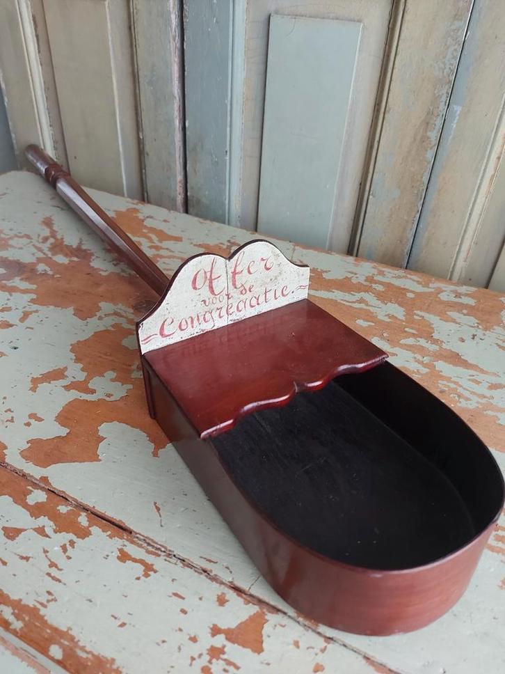 Antieke authentieke houten kerkelijke collecte bak met steel, Antiek en Kunst, Antiek | Religie, Ophalen of Verzenden