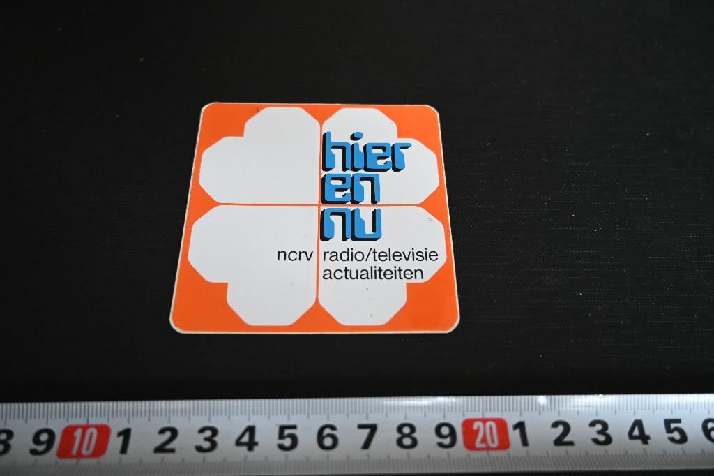 stickers Omroep NCRV Hier en Nu radio TV actualiteiten, Verzamelen, Stickers, Ophalen, Zo goed als nieuw