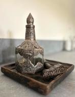 Oosterse bewerkte fles met dop kruik bottle, Antiek en Kunst, Curiosa en Brocante, Verzenden