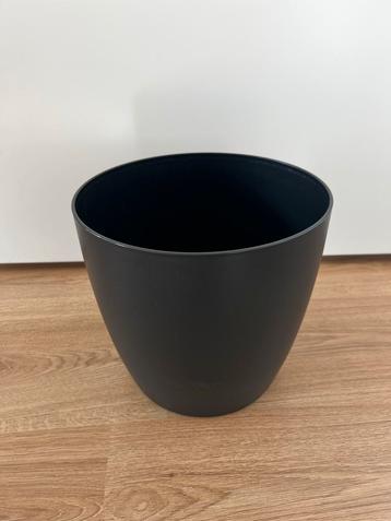 Mooie zwarte bloempot - Elho Brussels Round 25 beschikbaar voor biedingen