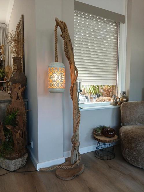 Landelijke staande vloerlamp van drijfhout, Huis en Inrichting, Lampen | Vloerlampen, Nieuw, 100 tot 150 cm, Hout, Ophalen of Verzenden
