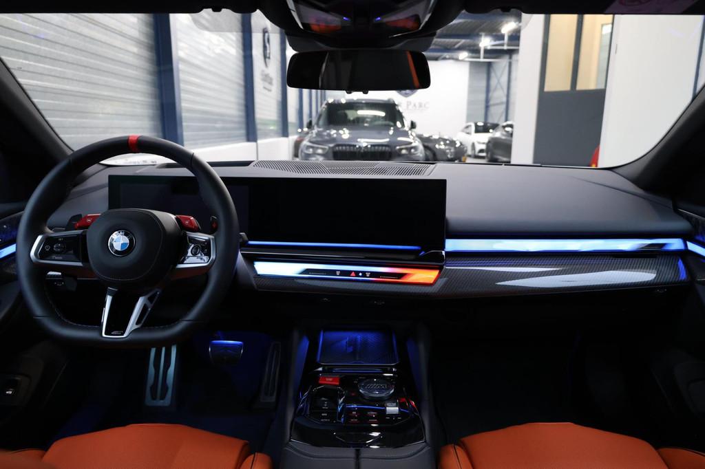 BMW 5-serie Touring M5 727+PK BTW/AKRAPOVIC/CARBON M-PERFORM, Auto's, Gebruikt, 2000 kg, 4395 cc, Wit