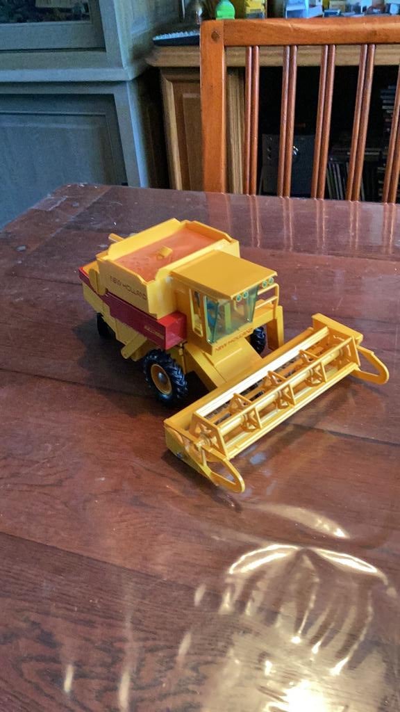 Britains new Holland maaidorser TR85, Ophalen of Verzenden, Zo goed als nieuw, Tractor of Landbouw, Britains