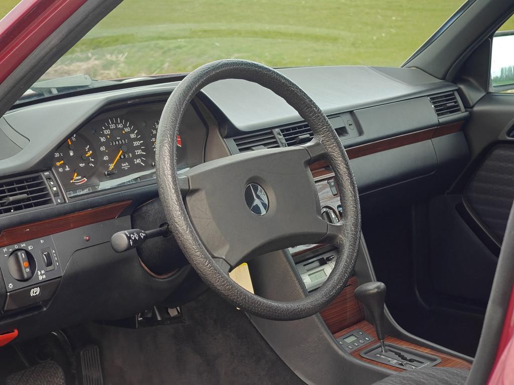 Mercedes-Benz E-Klasse 200-500 260 E | Youngtimer (bj 1990), Automaat, Achterwielaandrijving, 2597 cc, 160 pk