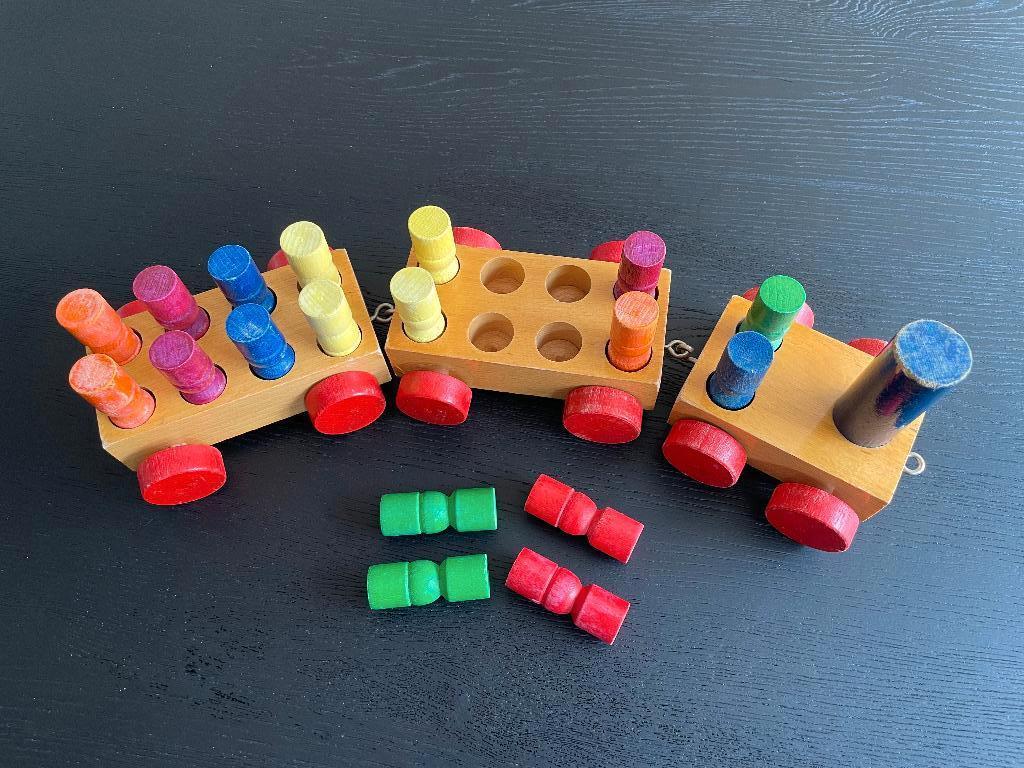 Vintage houten treintje met 2 wagons, Kinderen en Baby's, Speelgoed | Houten speelgoed, Ophalen of Verzenden, Gebruikt, Duw- of Trekspeelgoed