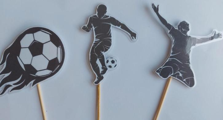 Set van 10 Voetbal traktatie prikkers, Hobby en Vrije tijd, Feestartikelen, Nieuw, Versiering, Verjaardag, Ophalen of Verzenden