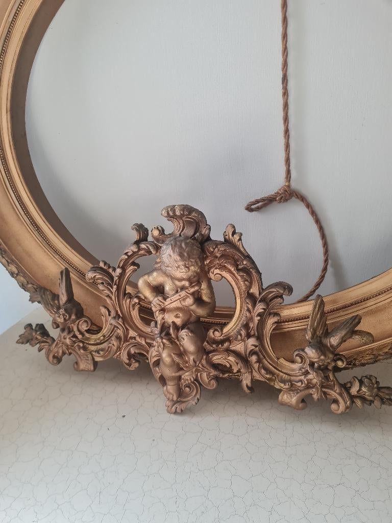 Antieke koof met engel