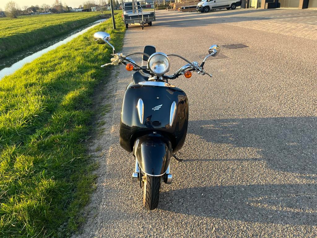 Benzhou Yiying scooter, zwart metallic, Zo goed als nieuw, Benzine, Ophalen, Overige merken