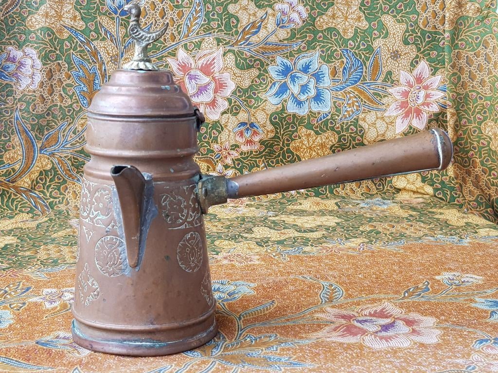 Mooie antieke Arabische koffiepot van bewerkt koper 19,5 cm.
