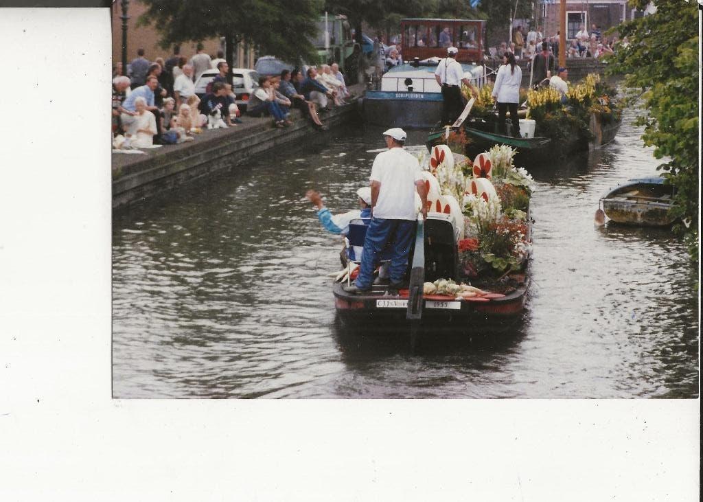 Schipluiden Bloemencorso met Westlander C vd Voort Foto 1955, Ophalen of Verzenden, 1940 tot 1960, Ongelopen, Zuid-Holland