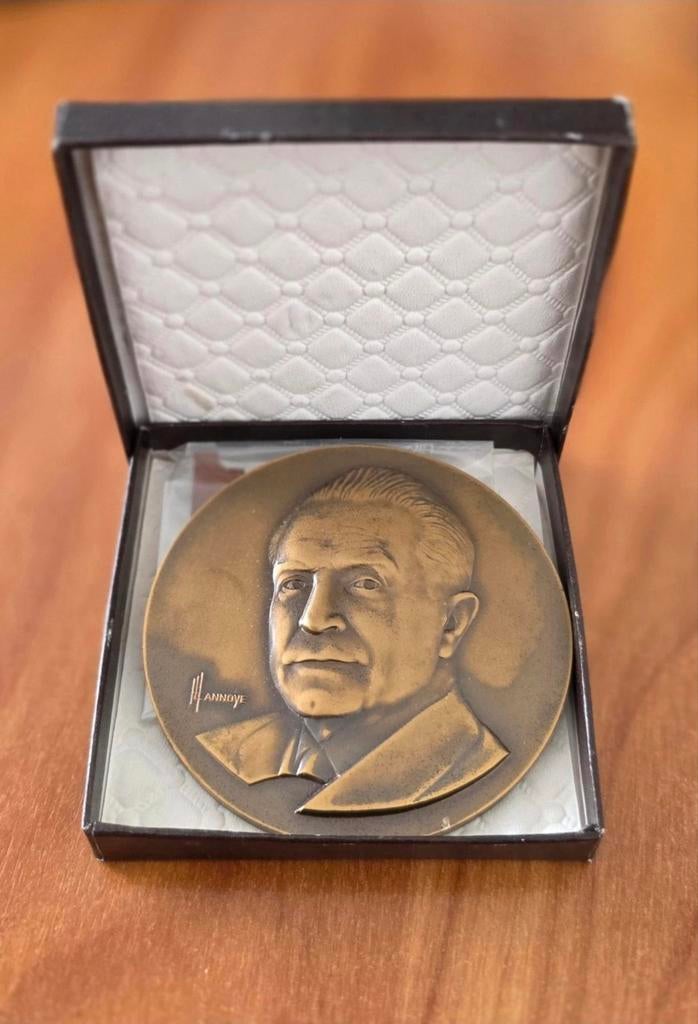 Zeldzame Bronzen portretpenning Jacques Laroche (1905-1985), Postzegels en Munten, Penningen en Medailles, Ophalen of Verzenden