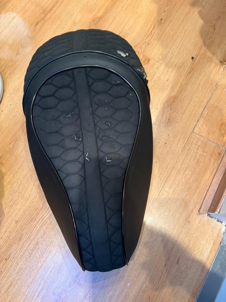 Vespa Sprint/Primavera zadel - mono zadel met grote schade, Motoren, Tuning en Styling, Ophalen of Verzenden