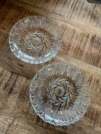 Set van 2 vintage glazen gebaksbordjes – reliëf glas, Huis en Inrichting, Ophalen of Verzenden, Zo goed als nieuw