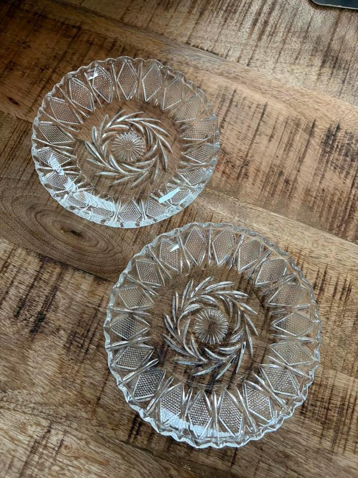 Set van 2 vintage glazen gebaksbordjes – reliëf glas, Huis en Inrichting, Woonaccessoires | Overige, Zo goed als nieuw, Ophalen of Verzenden