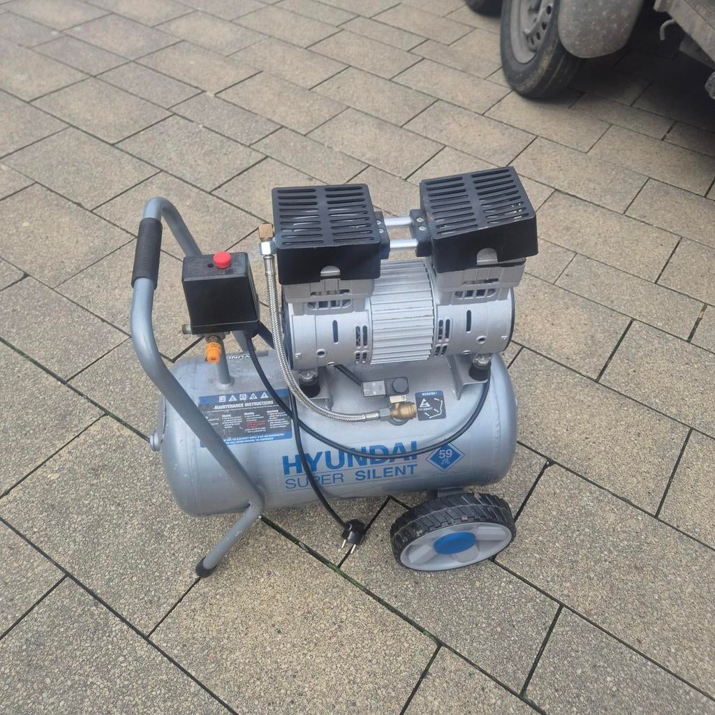 Compressor lees de advertentie, Doe-het-zelf en Verbouw, Compressors, 25 tot 100 liter, Ophalen, 200 tot 400 liter/min